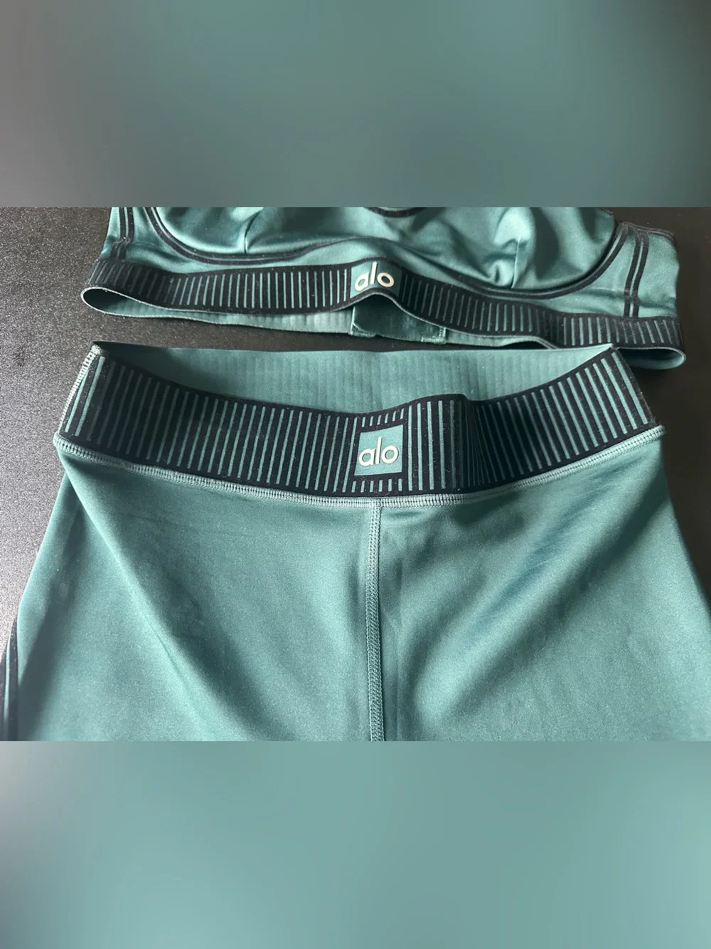 Alo Yoga Set: Line Up 7/8 Legging & Line Up Bra in Winter Ivy - Med